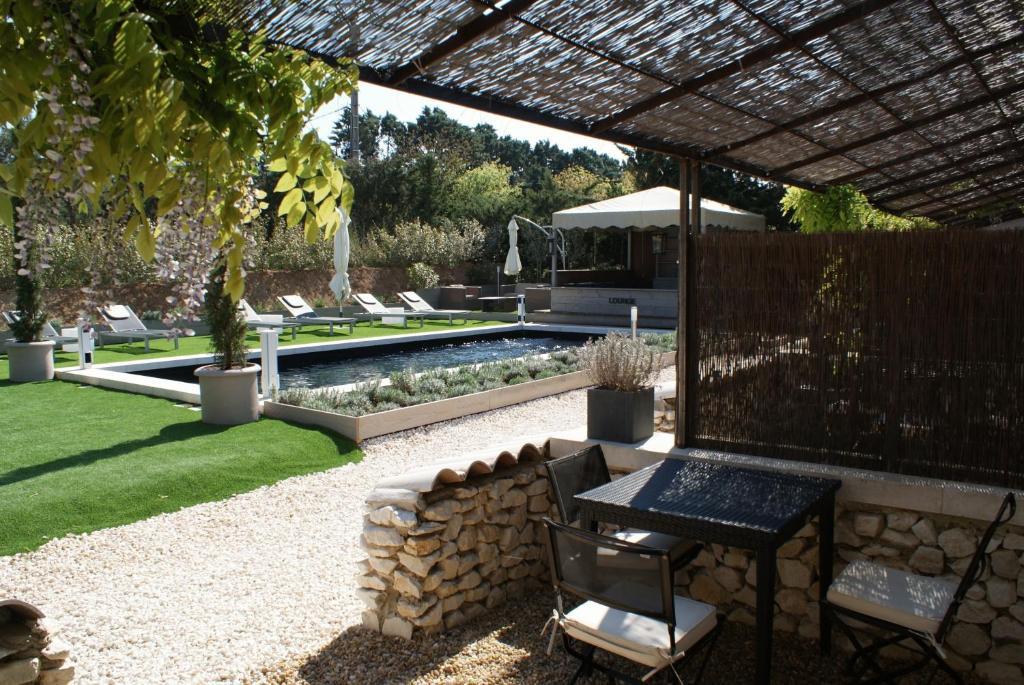 L'Auberge De L'Aubergine Eygalieres  Luaran gambar