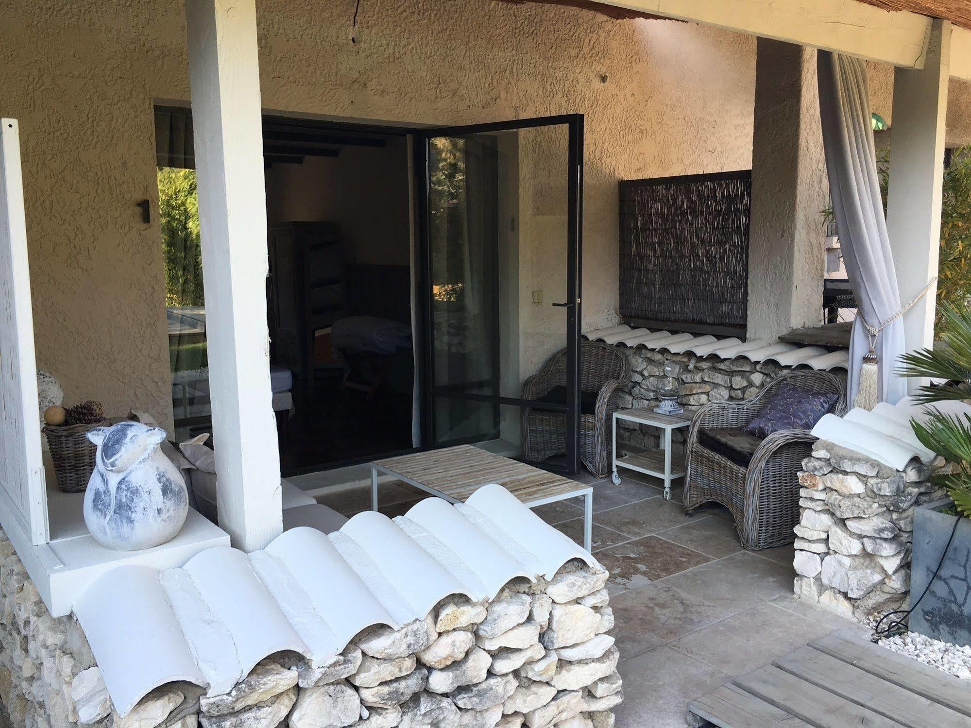 L'Auberge De L'Aubergine Eygalieres  Luaran gambar